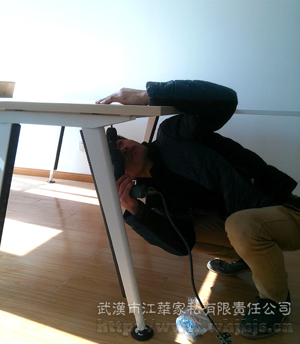 师傅聚精会神的安装